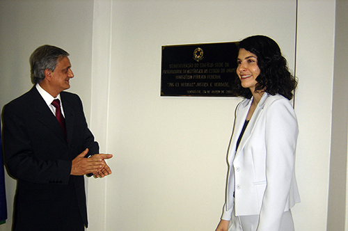 Montagem com imagens coloridas: jogo de seis fotos, mostrando ângulos diferentes do terreno, logo após a demolição do imóvel anterior e a remoção de árvores do local,