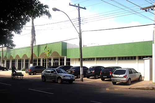 Montagem com imagens coloridas: jogo de seis fotos, mostrando ângulos diferentes do terreno, logo após a demolição do imóvel anterior e a remoção de árvores do local,