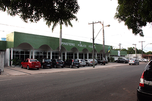 Montagem com imagens coloridas: jogo de seis fotos, mostrando ângulos diferentes do terreno, logo após a demolição do imóvel anterior e a remoção de árvores do local,