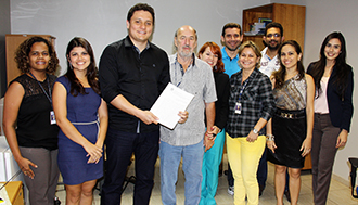 Montagem com imagens coloridas: jogo de seis fotos, mostrando ângulos diferentes do terreno, logo após a demolição do imóvel anterior e a remoção de árvores do local,