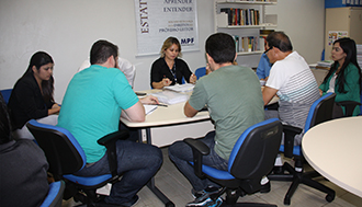 Montagem com imagens coloridas: jogo de seis fotos, mostrando ângulos diferentes do terreno, logo após a demolição do imóvel anterior e a remoção de árvores do local,