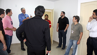 Montagem com imagens coloridas: jogo de seis fotos, mostrando ângulos diferentes do terreno, logo após a demolição do imóvel anterior e a remoção de árvores do local,