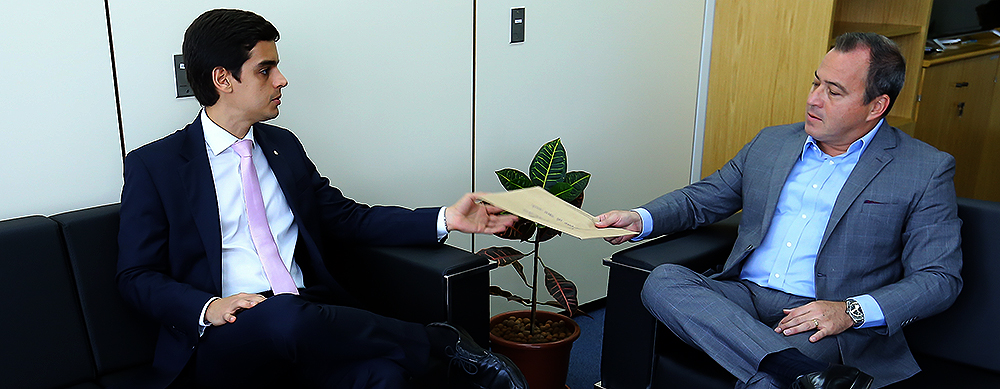 Montagem com imagens coloridas: jogo de seis fotos, mostrando ângulos diferentes do terreno, logo após a demolição do imóvel anterior e a remoção de árvores do local,