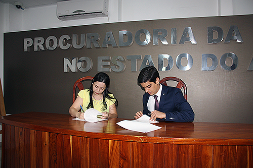 Montagem com imagens coloridas: jogo de seis fotos, mostrando ângulos diferentes do terreno, logo após a demolição do imóvel anterior e a remoção de árvores do local,