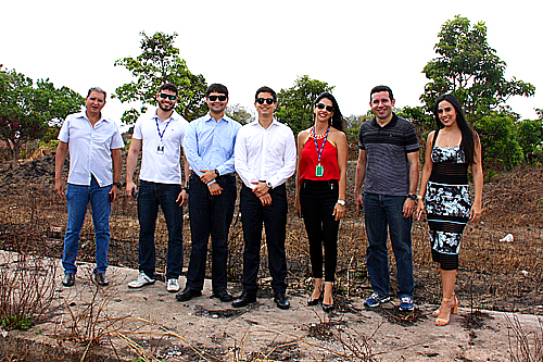 Montagem com imagens coloridas: jogo de seis fotos, mostrando ângulos diferentes do terreno, logo após a demolição do imóvel anterior e a remoção de árvores do local,