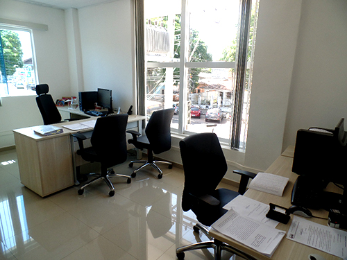 Montagem com imagens coloridas: jogo de seis fotos, mostrando ângulos diferentes do terreno, logo após a demolição do imóvel anterior e a remoção de árvores do local,