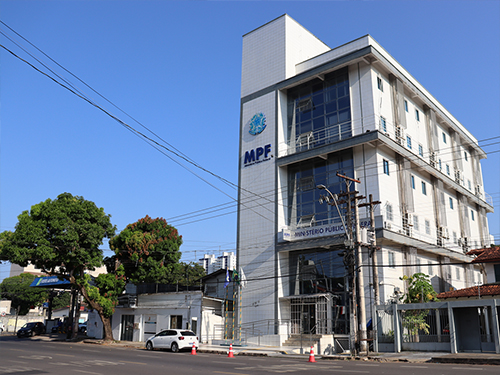 Montagem com imagens coloridas: jogo de seis fotos, mostrando ângulos diferentes do terreno, logo após a demolição do imóvel anterior e a remoção de árvores do local,