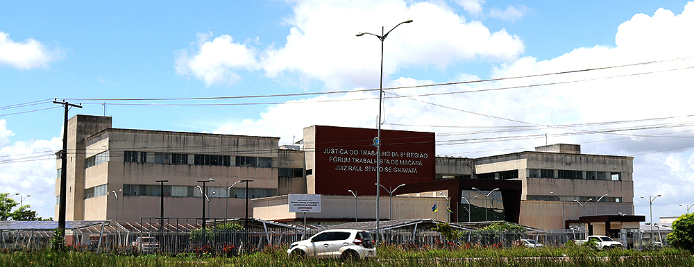 Montagem com imagens coloridas: jogo de seis fotos, mostrando ângulos diferentes do terreno, logo após a demolição do imóvel anterior e a remoção de árvores do local,