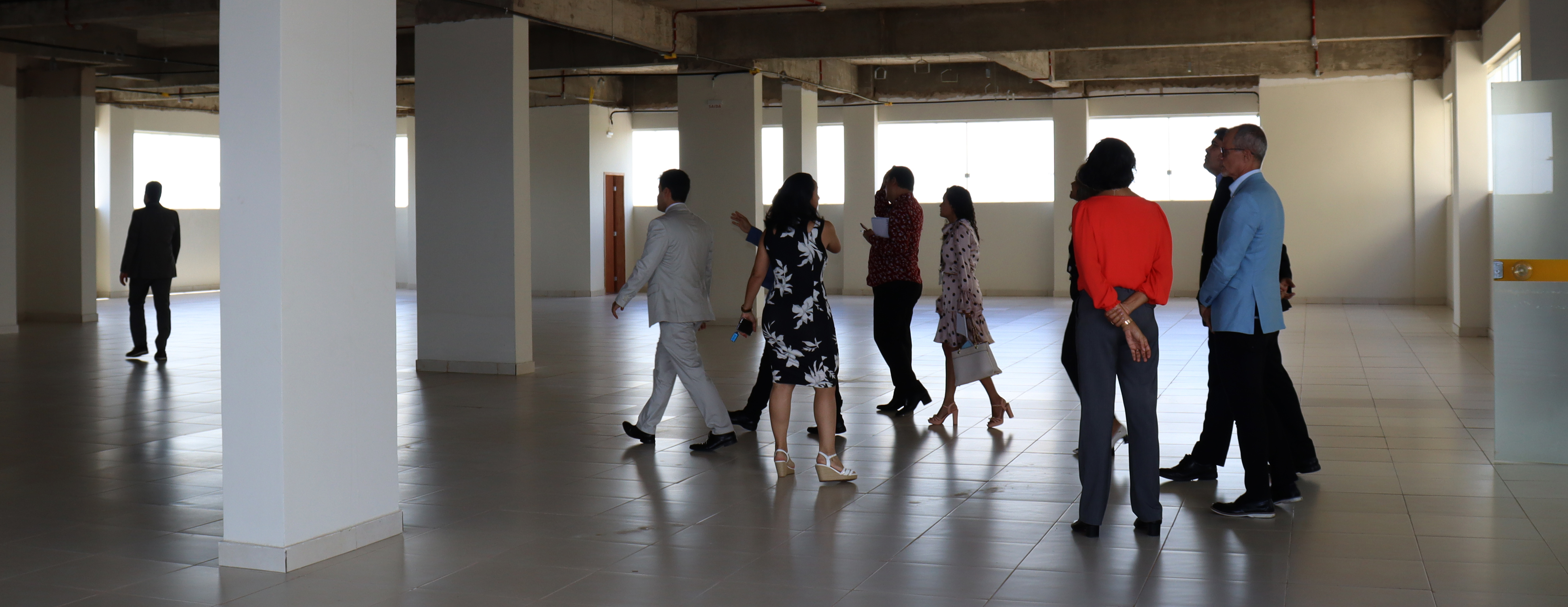 Montagem com imagens coloridas: jogo de seis fotos, mostrando ângulos diferentes do terreno, logo após a demolição do imóvel anterior e a remoção de árvores do local,