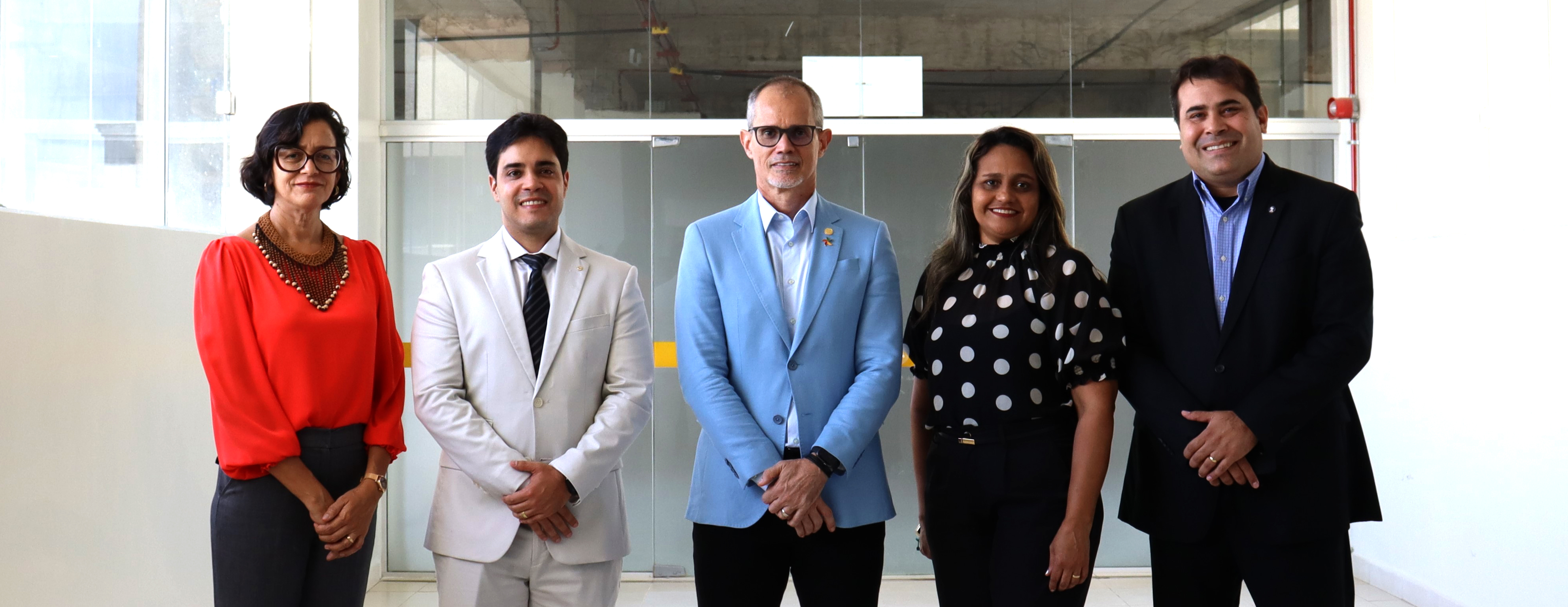 Montagem com imagens coloridas: jogo de seis fotos, mostrando ângulos diferentes do terreno, logo após a demolição do imóvel anterior e a remoção de árvores do local,