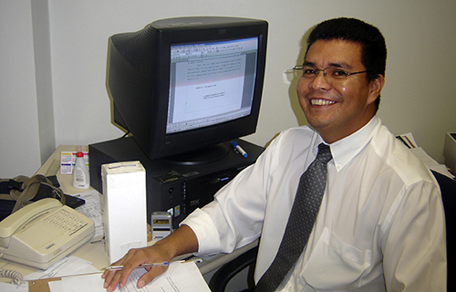 Montagem com imagens coloridas: jogo de seis fotos, mostrando ângulos diferentes do terreno, logo após a demolição do imóvel anterior e a remoção de árvores do local,