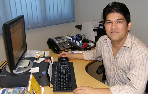 Montagem com imagens coloridas: jogo de seis fotos, mostrando ângulos diferentes do terreno, logo após a demolição do imóvel anterior e a remoção de árvores do local,