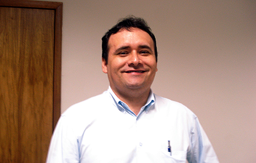 Montagem com imagens coloridas: jogo de seis fotos, mostrando ângulos diferentes do terreno, logo após a demolição do imóvel anterior e a remoção de árvores do local,